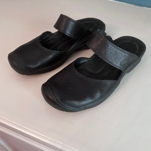 Keen Women's black leather mules clogs Mary-Jane slip-ones, size 9.5, worn once